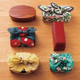Examples of how to wrap small boxes with Furoshiki